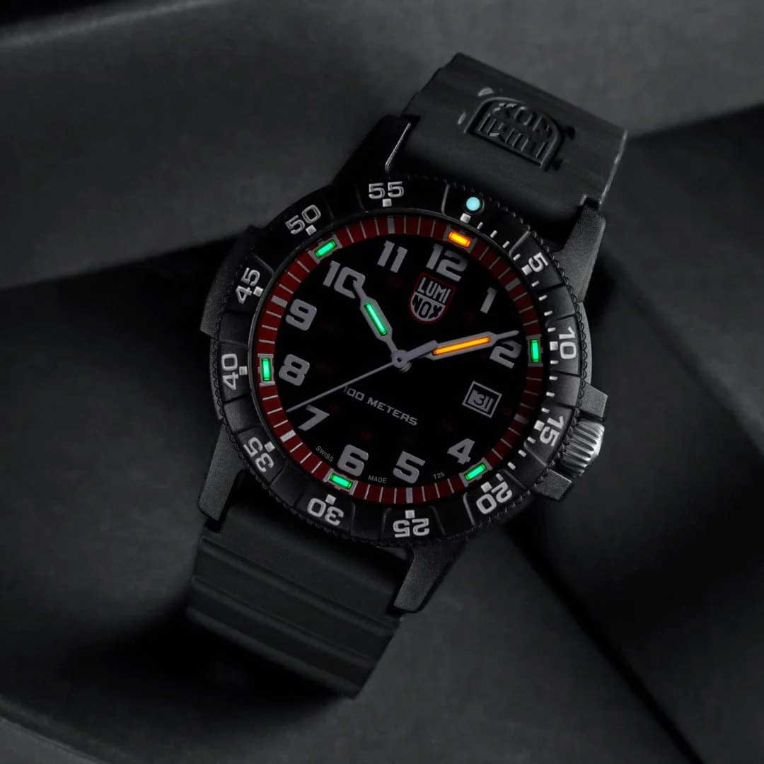 Luminox XS.0335 мужские часы застежка крупным планом