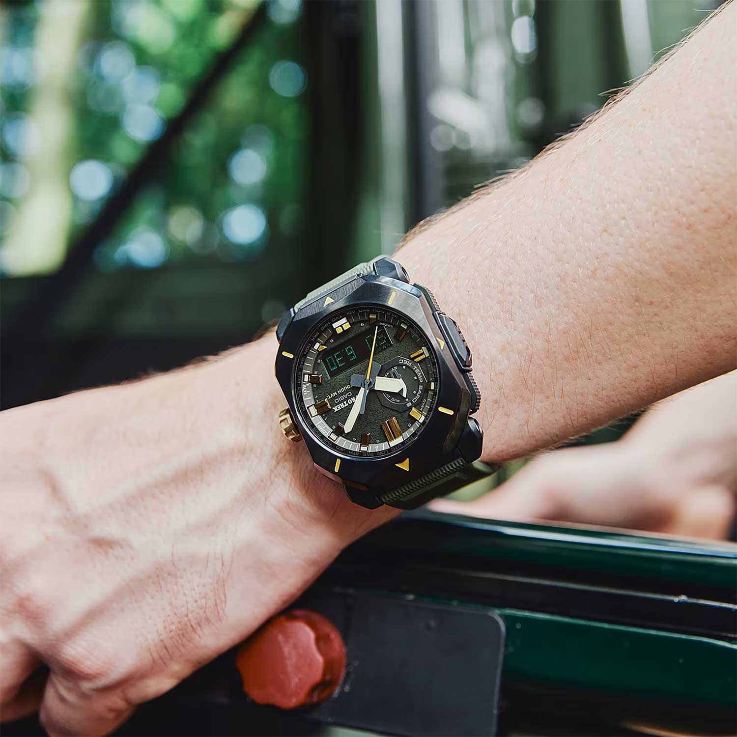 Casio Casio Pro Trek PRW-6900Y-3ER PRW, наручные мужские часы фото под углом