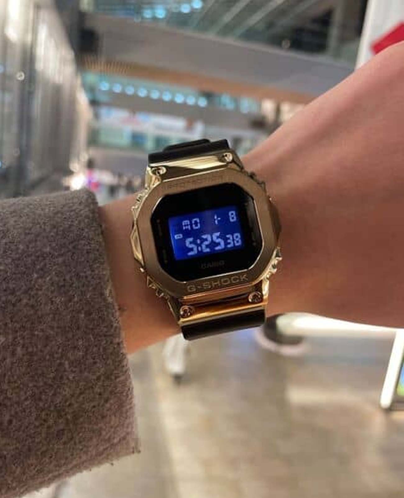 Casio Casio G-Shock GM-5600UG-9DR GM, наручные мужские часы фото под углом