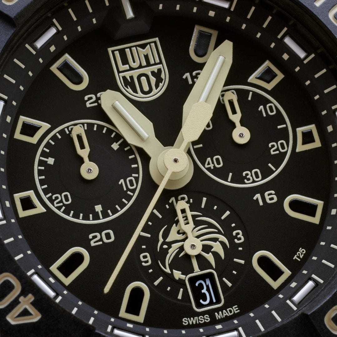 Luminox Luminox Navy SEAL Foundation Chronograph XS.3590.NSF.SET  - задняя крышка карбон пластик корпуса, швейцария часы