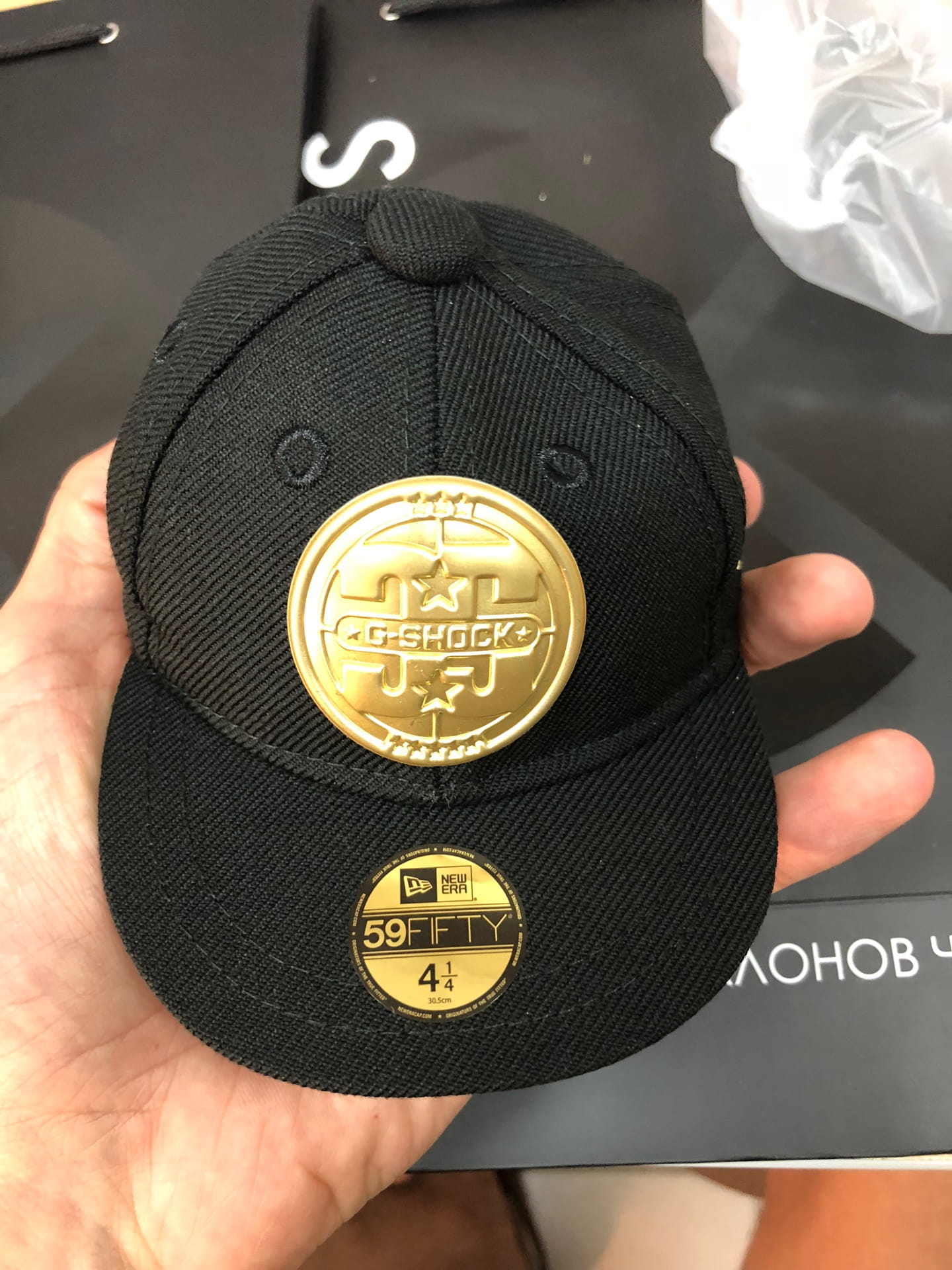 Casio Casio G-Shock DW-5600NE-1 модель DW-5600NE-1ER - комплект поставки Casio: часы, коробка и документация