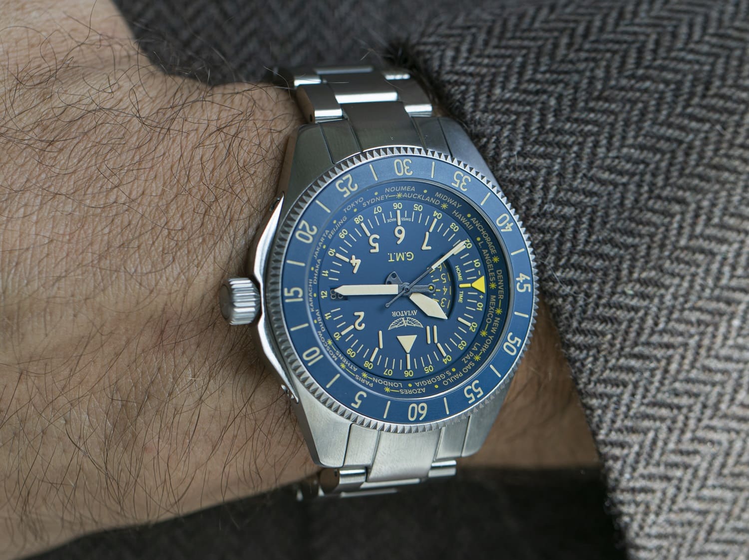 Aviator Aviator Airacobra GMT V.1.37.0.304.5 , наручные мужские часы фото под углом