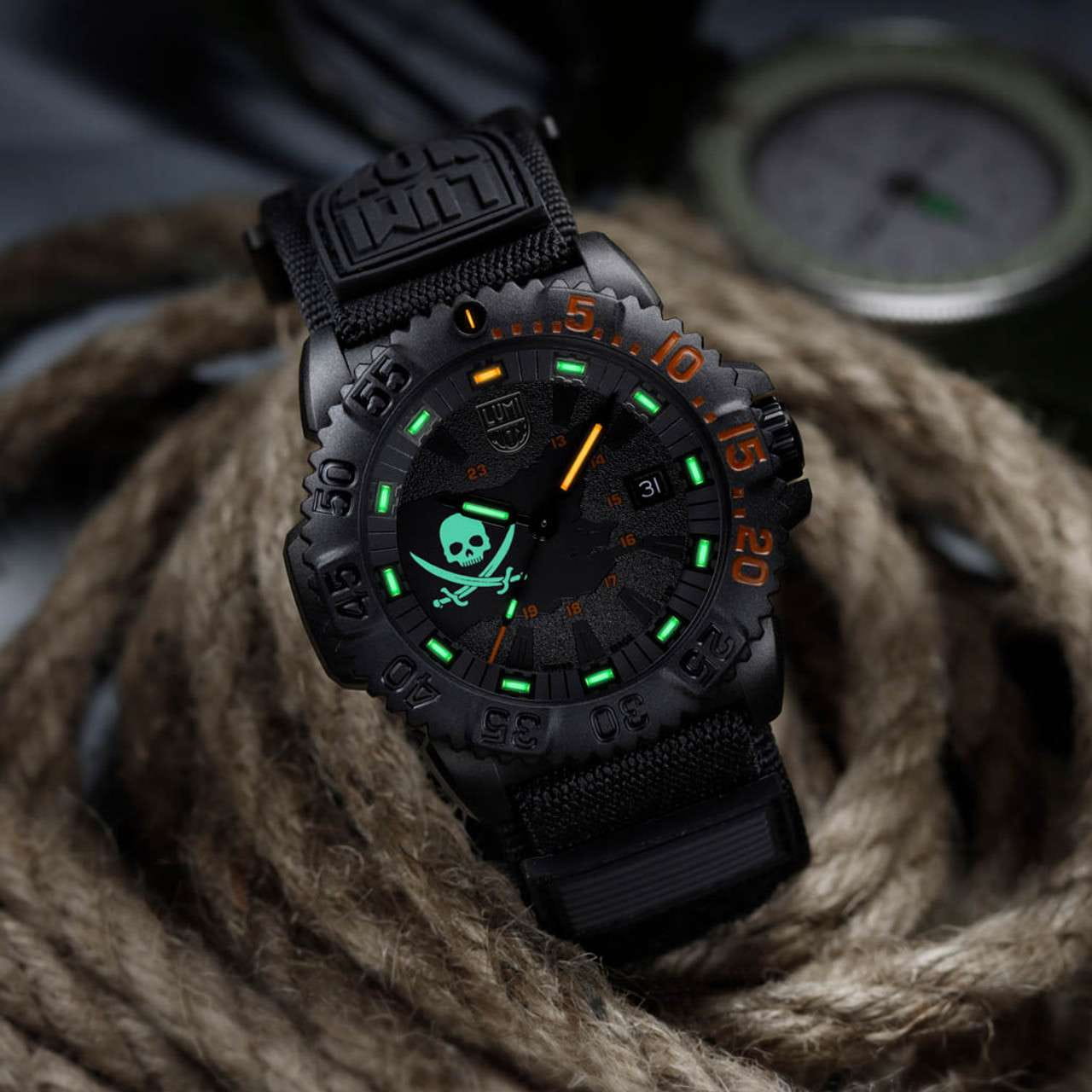 Luminox Luminox Pirates 3050 Series - Limited Edition XS.3051.PIR.LE, navy seal швейцария мужские часы на браслете тканевый боковой вид