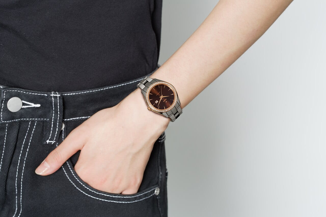 Rado Rado Hyperchrome Diamonds R32052302 механические женские часы часы крупный план коричневый циферблата