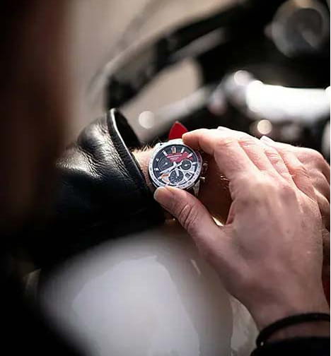 Casio EQW-A2000HR-1A мужские часы застежка крупным планом