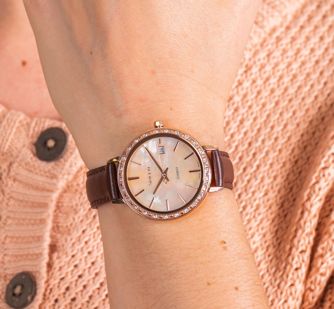 Casio Casio Sheen SHE-4052PGL-4AUEF , наручные женские часы фото под углом