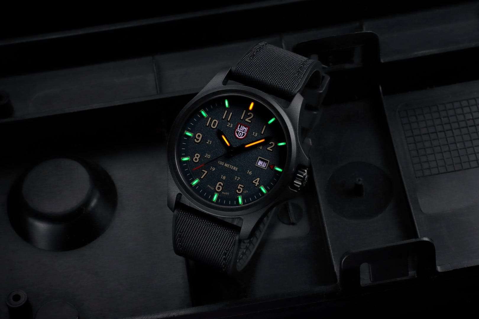 Luminox XL.1977 мужские часы застежка крупным планом