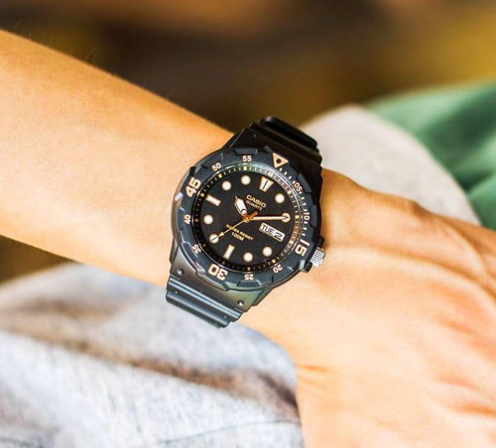 Casio Casio Collection MRW-200H-1EVDF (MRW-200H-1E) , наручные мужские часы фото под углом