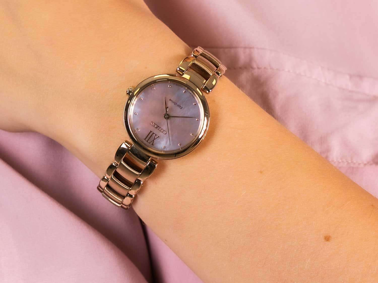 Citizen Citizen Elegance EM0533-82Y , наручные женские часы фото под углом