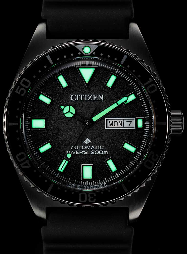Citizen NY0120-01E мужские часы застежка крупным планом