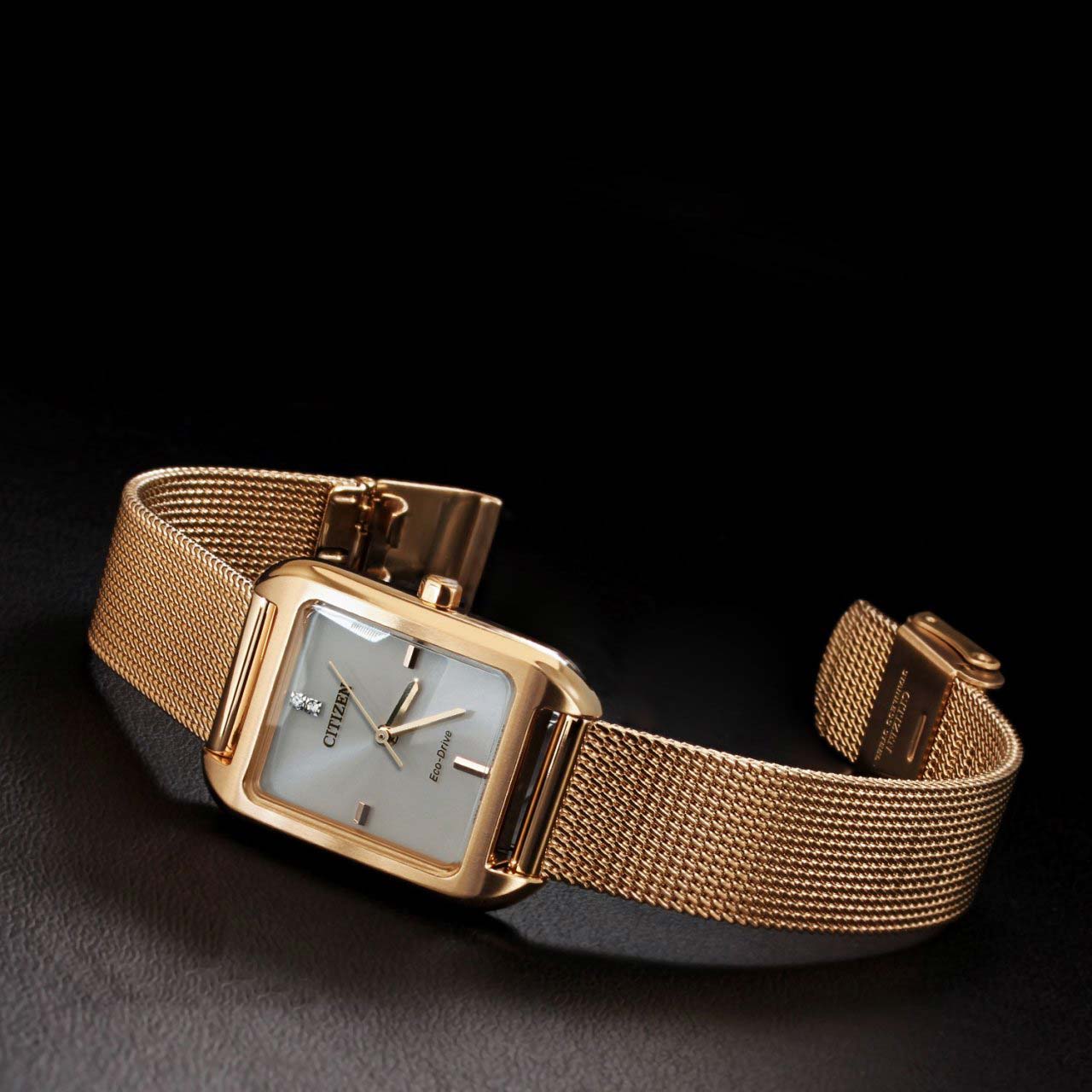 Citizen EM0493-85P женские часы застежка крупным планом