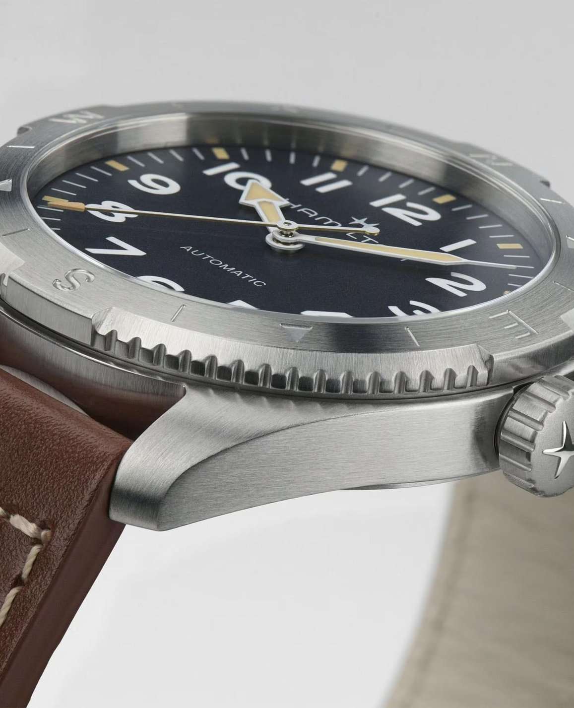 Hamilton H70315540 мужские часы застежка крупным планом