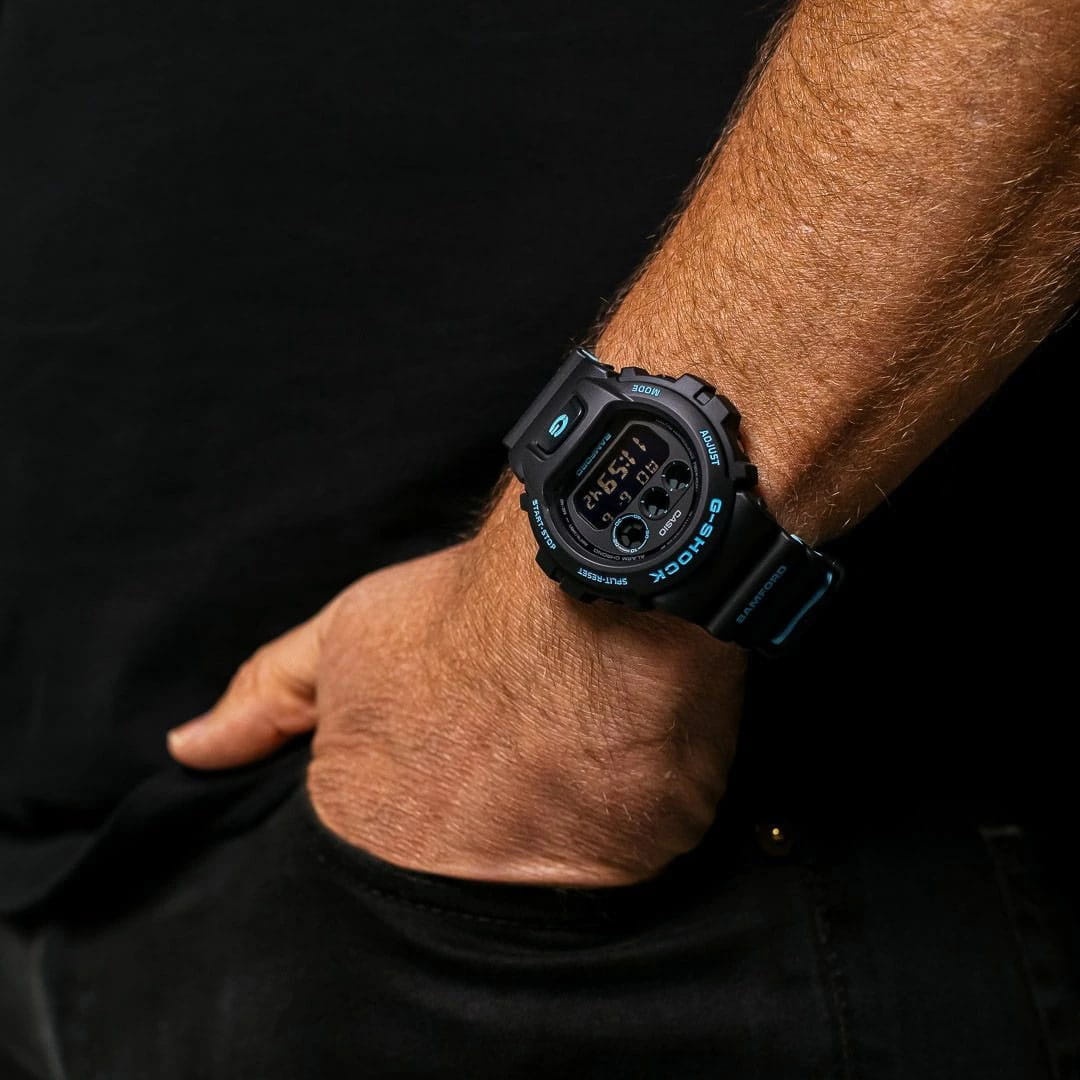 Casio Casio G-Shock DW-6900BWD-1DR электронные мужские часы часы крупный план черный циферблата