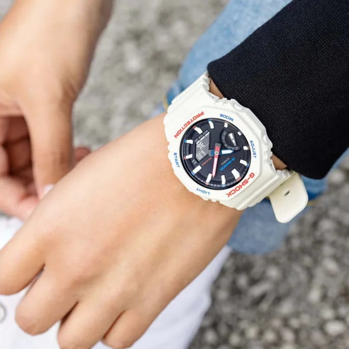 Casio Casio G-Shock GMA-S2100WT-7A1 , наручные женские часы фото под углом