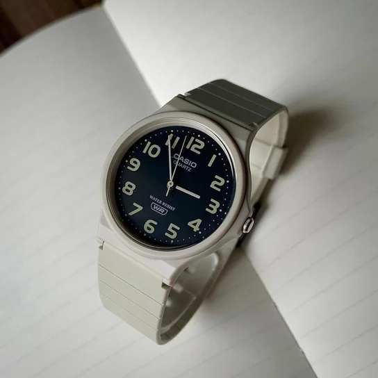 Casio MQ-24UC-8BEF женские часы застежка крупным планом